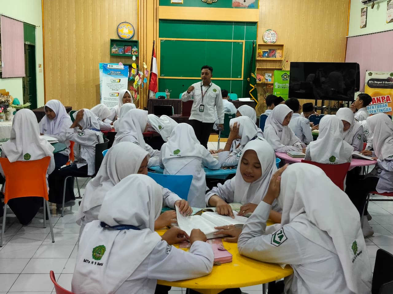 Semarak Literasi Ramadan: Siswa MTsN 9 Bantul Perdana Ikuti Program JAWAKU-LIB di Perpustakaan Literarium